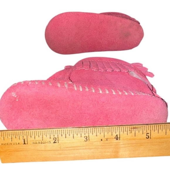 Minnetonka baby moccasins size 4 pink suede fringe leather soft sole shoes - Picture 5 of 8